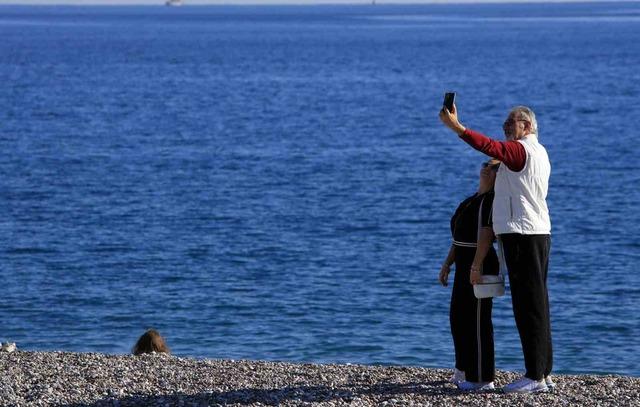 Karlı dağların gölgesinde 20 derecelik sıcak havada deniz keyfi yaptılar 11