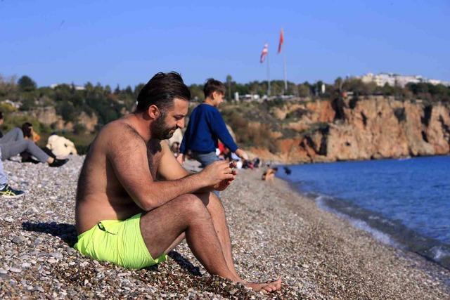 Karlı dağların gölgesinde 20 derecelik sıcak havada deniz keyfi yaptılar 10