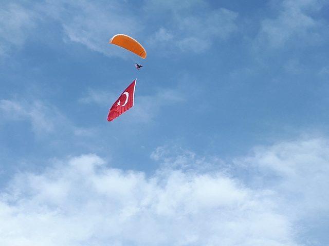 Gökyüzünde paramotorla dev Türk bayrağı açılarak çifte zafer kutlandı