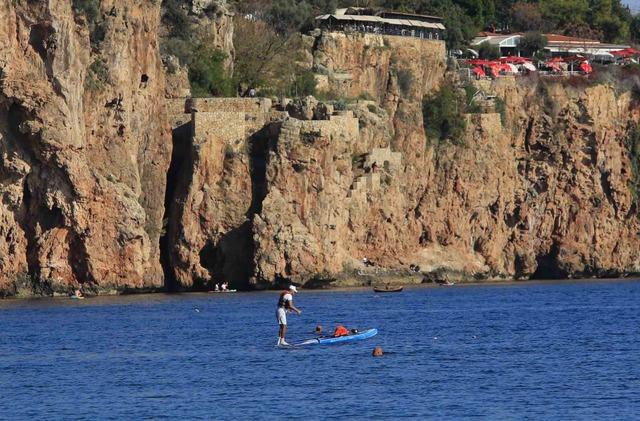 Karlı dağların gölgesinde 20 derecelik sıcak havada deniz keyfi yaptılar 9