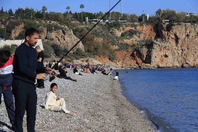 Karlı dağların gölgesinde 20 derecelik sıcak havada deniz keyfi yaptılar 8