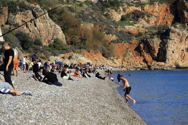 Karlı dağların gölgesinde 20 derecelik sıcak havada deniz keyfi yaptılar 7