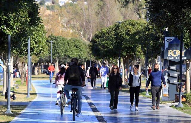 Karlı dağların gölgesinde 20 derecelik sıcak havada deniz keyfi yaptılar 6