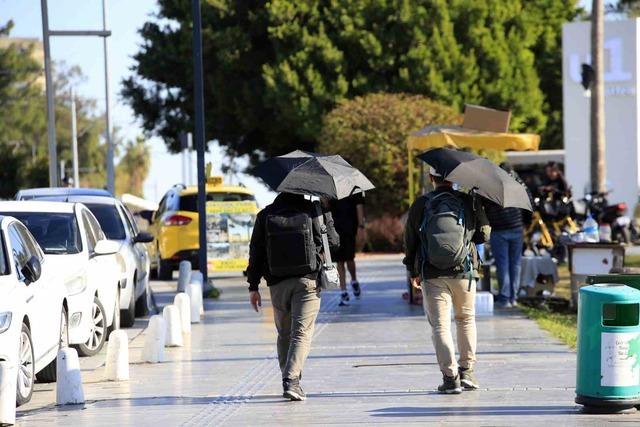 Karlı dağların gölgesinde 20 derecelik sıcak havada deniz keyfi yaptılar 5