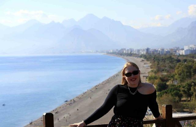 Karlı dağların gölgesinde 20 derecelik sıcak havada deniz keyfi yaptılar 4