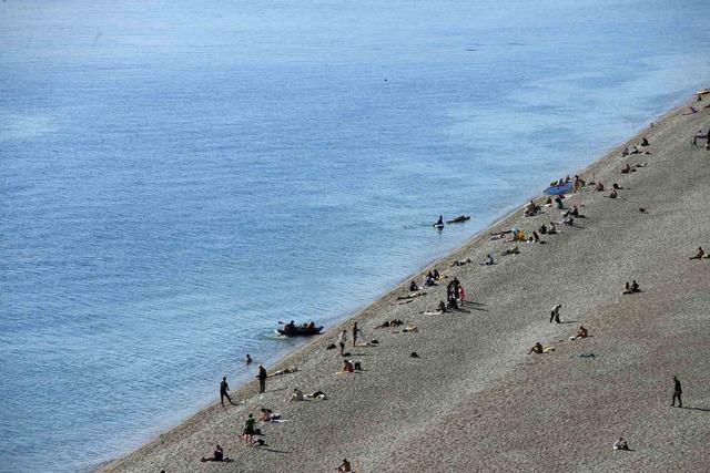 Karlı dağların gölgesinde 20 derecelik sıcak havada deniz keyfi yaptılar 3