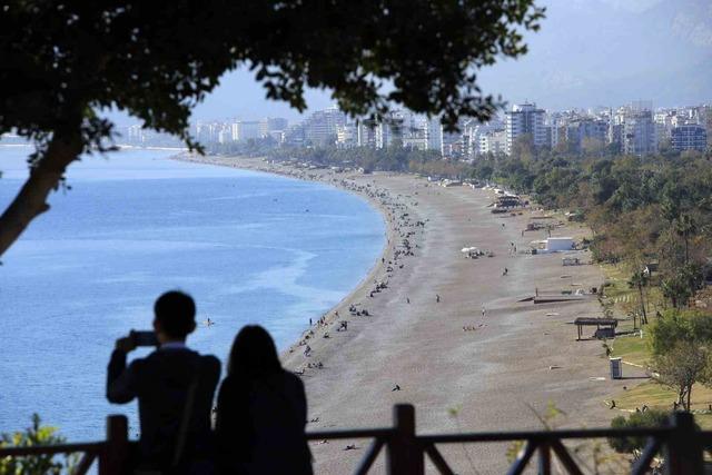 Karlı dağların gölgesinde 20 derecelik sıcak havada deniz keyfi yaptılar 2