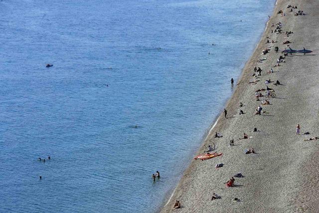 Karlı dağların gölgesinde 20 derecelik sıcak havada deniz keyfi yaptılar 1