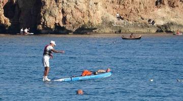 Karlı dağların gölgesinde 20 derecelik sıcak havada deniz keyfi yaptılar