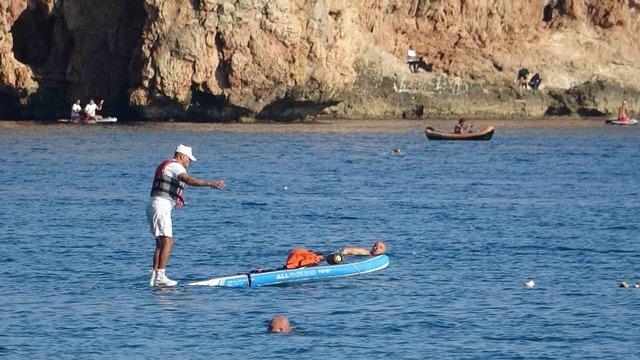 Karlı dağların gölgesinde 20 derecelik sıcak havada deniz keyfi yaptılar
