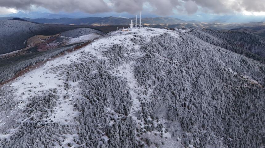 Samsun'da 1650 rakımlı D&uuml;rtmen Dağı'nda kar etkili oldu