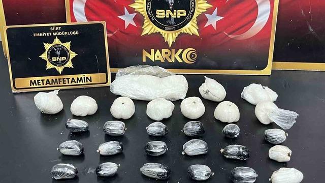 Siirt’te yabancı uyruklu 4 kişinin midesinden 1 kilo uyuşturucu ele geçirildi