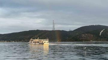 İstanbul Boğazı’nda gökkuşağı şöleni