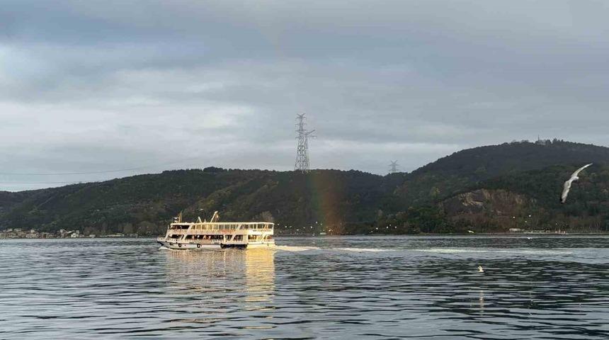 İstanbul Boğazı&rsquo;nda g&ouml;kkuşağı ş&ouml;leni