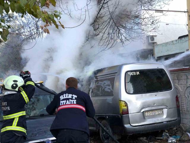 Siirt’te park halindeki kamyonet yandı 2