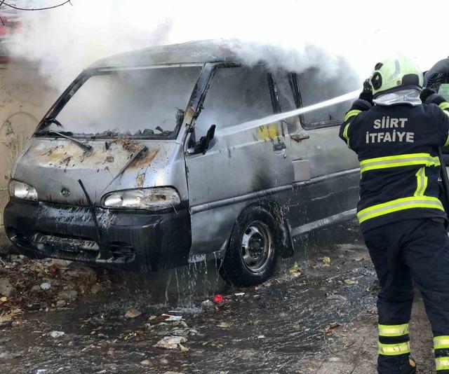 Siirt’te park halindeki kamyonet yandı 1