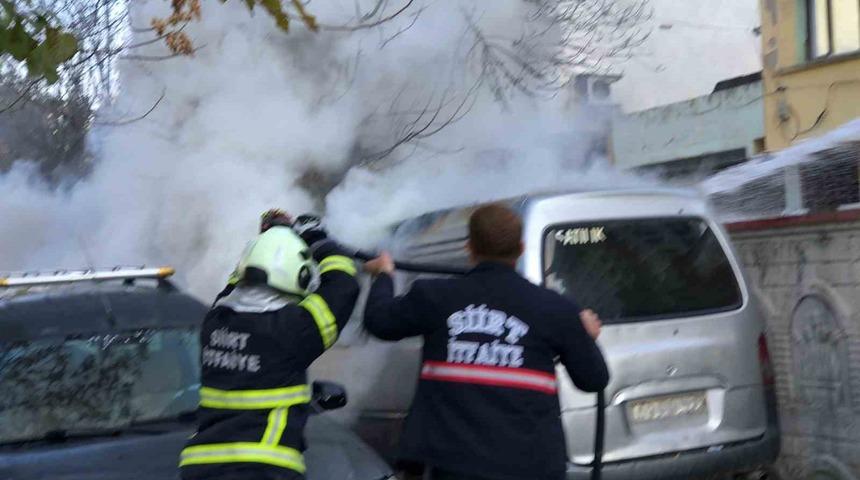 Siirt&rsquo;te park halindeki kamyonet yandı