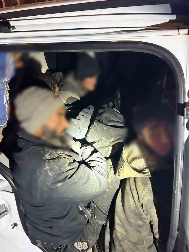 Iğdır’da bir araçta 12 düzensiz göçmen ve 2 organizatör yakalandı 2