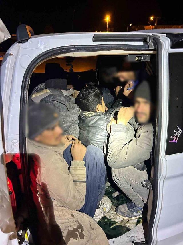 Iğdır’da bir araçta 12 düzensiz göçmen ve 2 organizatör yakalandı 1