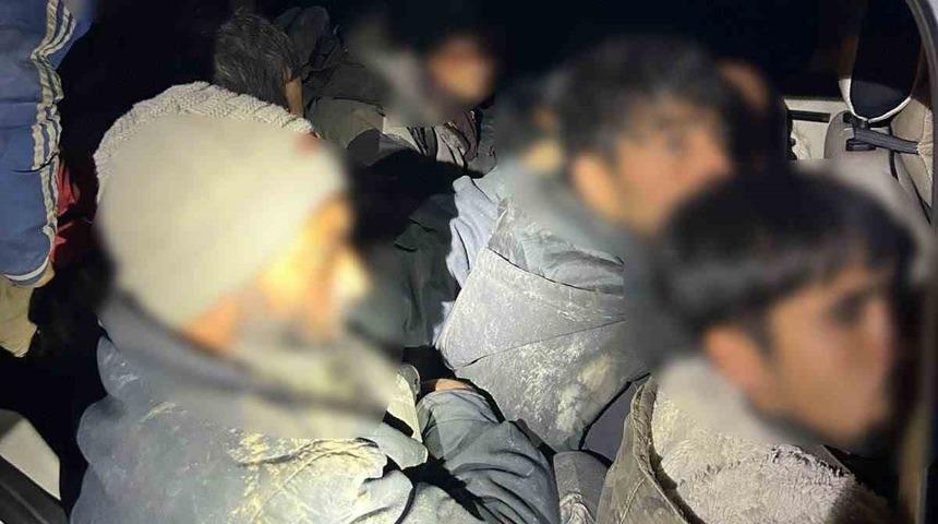 Iğdır&rsquo;da bir ara&ccedil;ta 12 d&uuml;zensiz g&ouml;&ccedil;men ve 2 organizat&ouml;r yakalandı