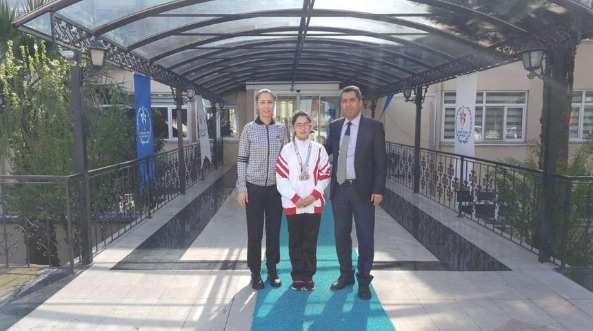 Aydınlı Elfin&rsquo;den y&uuml;zmede &ccedil;ifte madalya