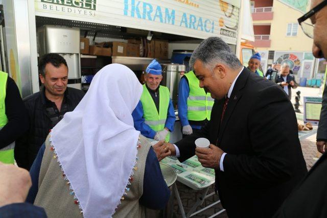 Ereğli Belediyesi Çanakkale Zaferi anısına yarım ekmek ve üzüm hoşafı dağıttı