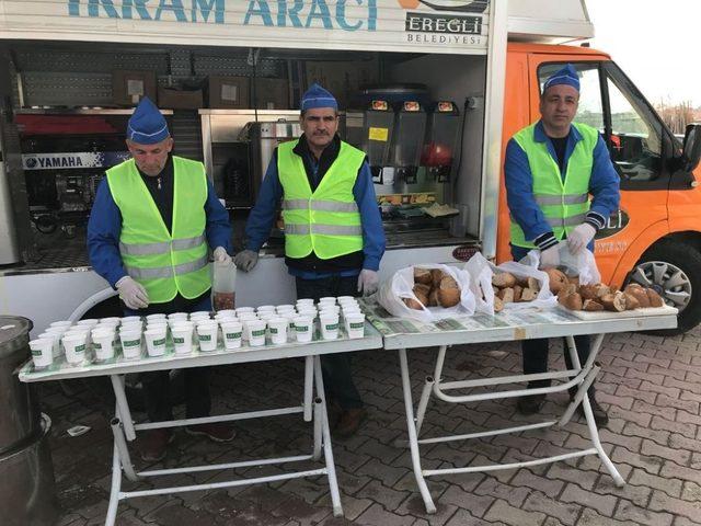 Ereğli Belediyesi Çanakkale Zaferi anısına yarım ekmek ve üzüm hoşafı dağıttı