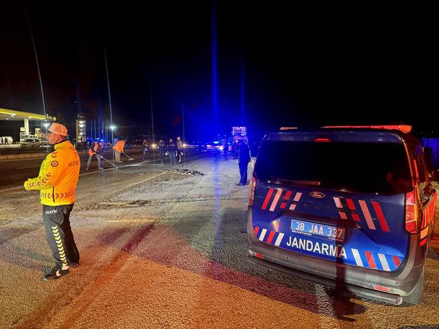 Kayseri de trafik kazasında biri jandarma 7 kişi yaralandı 4