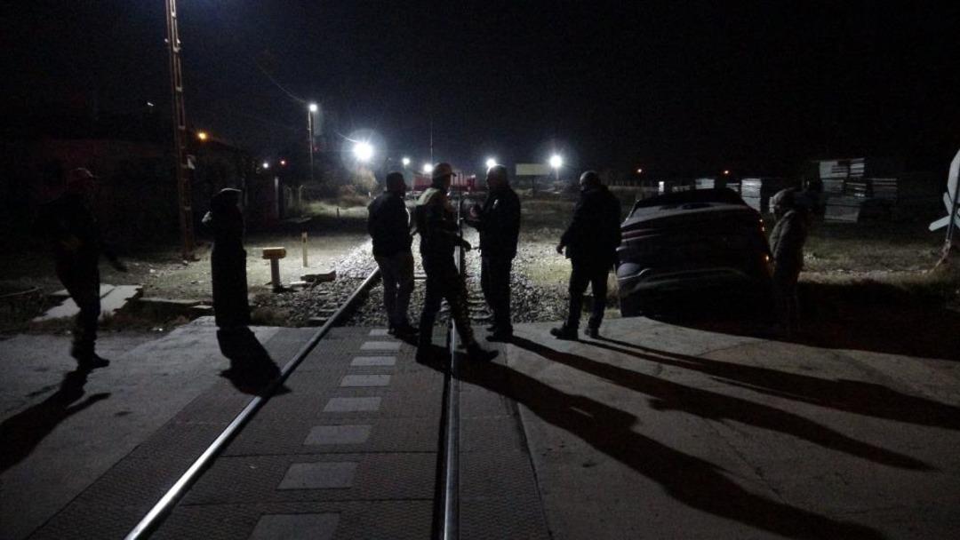 Malatya da yük treni hemzemin geçitte otomobile çarptı: 5 yaralı 1