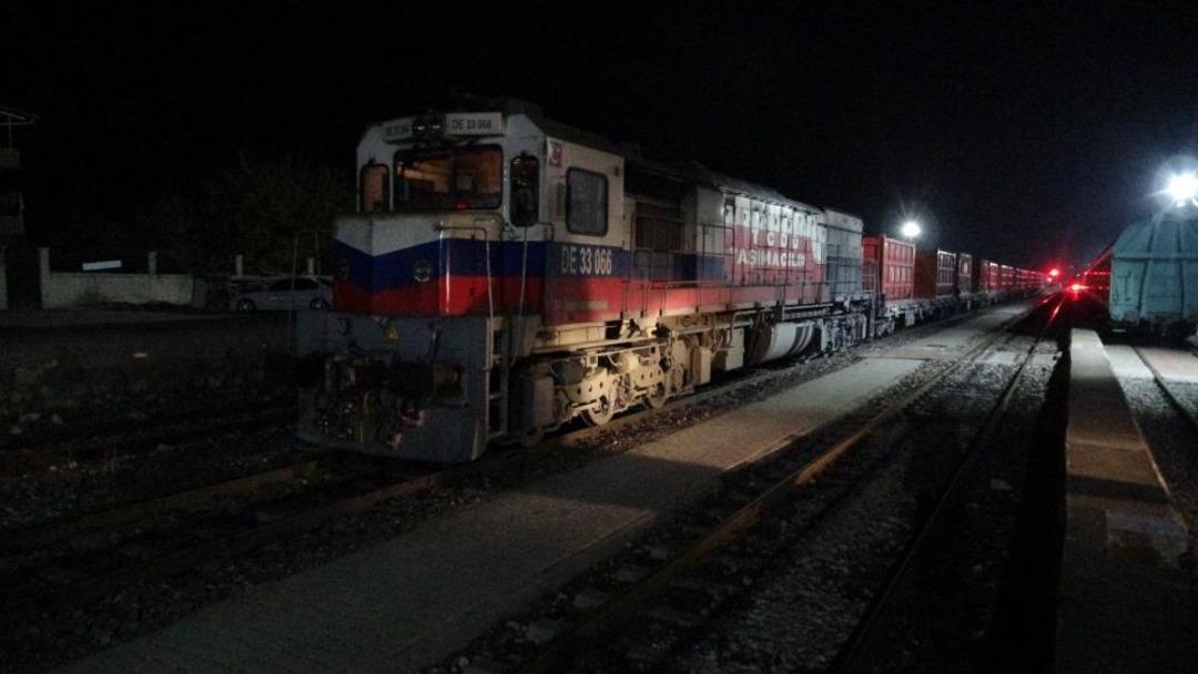Malatya da yük treni hemzemin geçitte otomobile çarptı: 5 yaralı 2