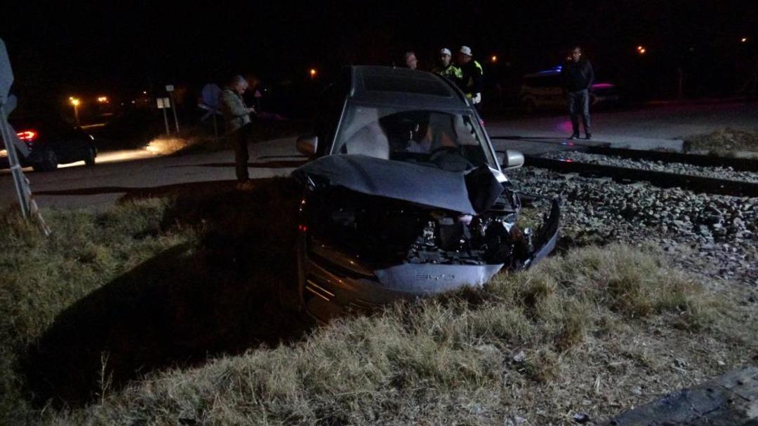 Malatya da yük treni hemzemin geçitte otomobile çarptı: 5 yaralı 3