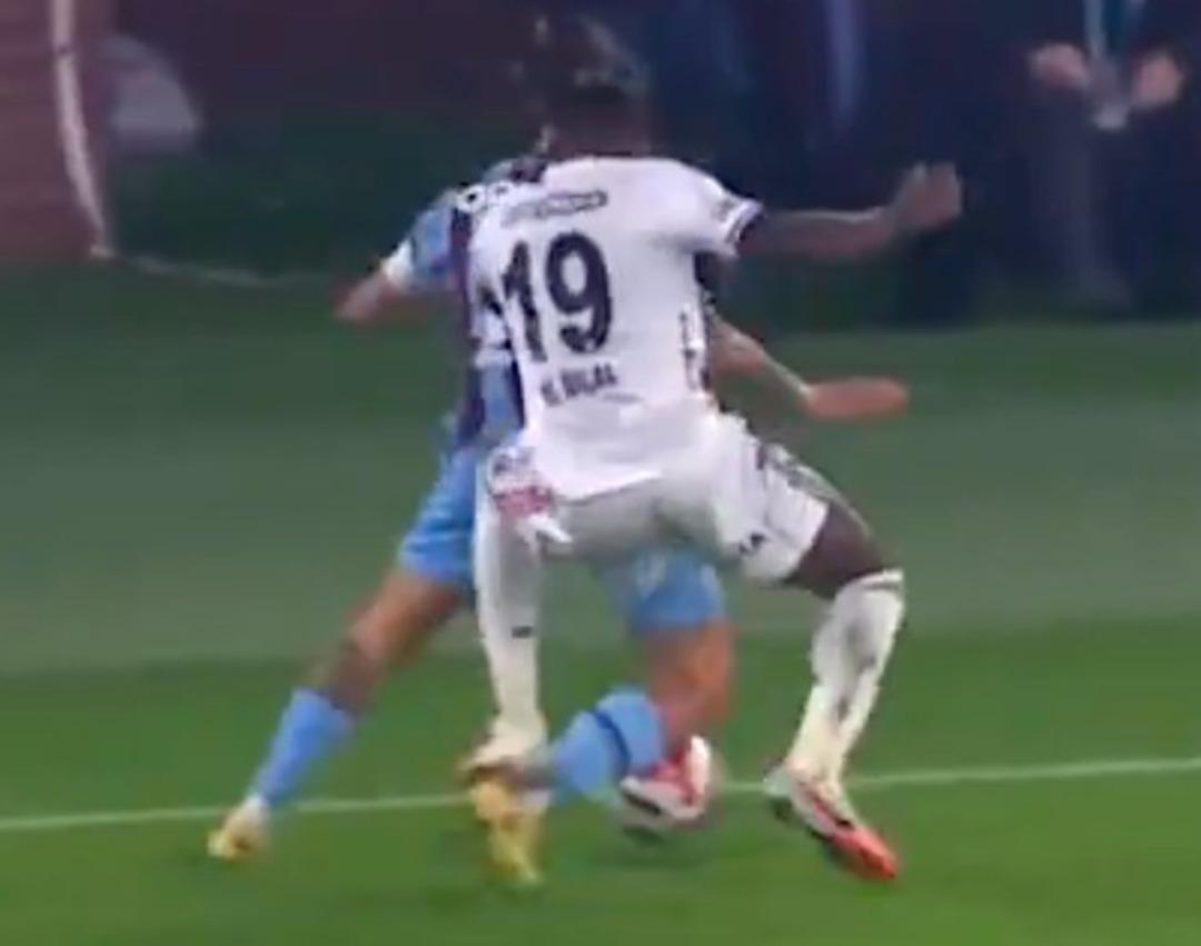 Trabzon da derbide erken şok! VAR uyardı, kırmızı kart çıktı! Sosyal medya yıkılıyor 1