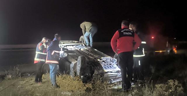 Kırıkkale de devrilen otomobildeki 3 kişi yaralandı 1