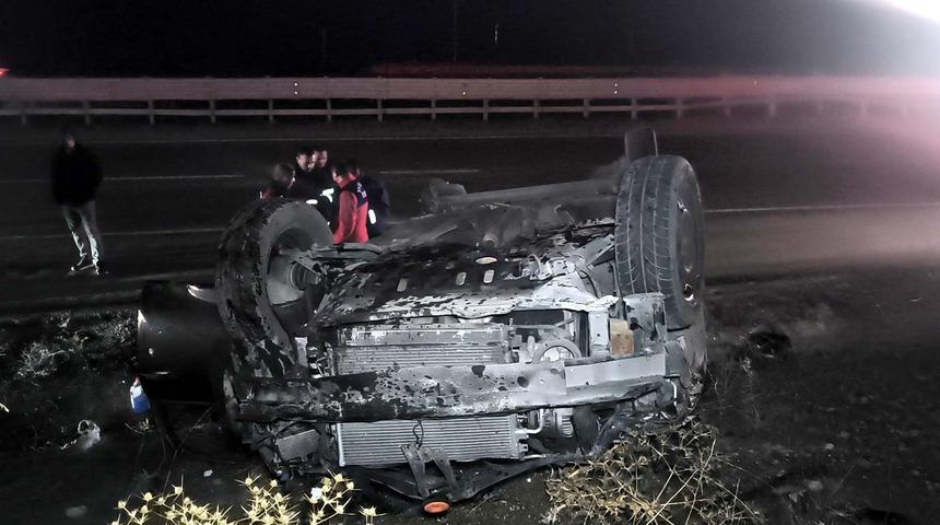 Kırıkkale'de devrilen otomobildeki 3 kişi yaralandı