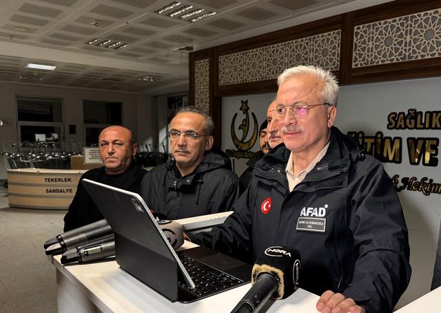 Hasan Dağı nda mahsur kalan 2 üniversite öğrencisi askeri helikopterle kurtarıldı 2