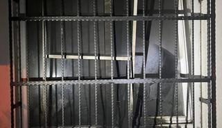 Boşanma aşamasındaki eşinin yaşadığı apartmanı kundaklamaya &ccedil;alıştığı iddia edilen kişi yakalandı