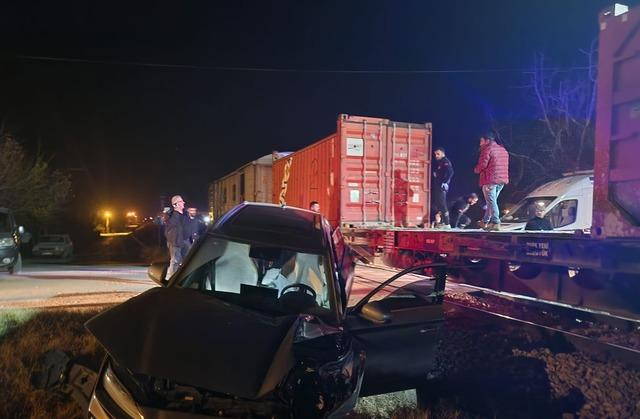 Malatya da yük treninin otomobile çarpması sonucu 5 kişi yaralandı 1