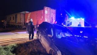 Malatya'da yük treninin otomobile çarpması sonucu 5 kişi yaralandı