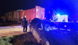 Malatya'da y&uuml;k treninin otomobile &ccedil;arpması sonucu 5 kişi yaralandı