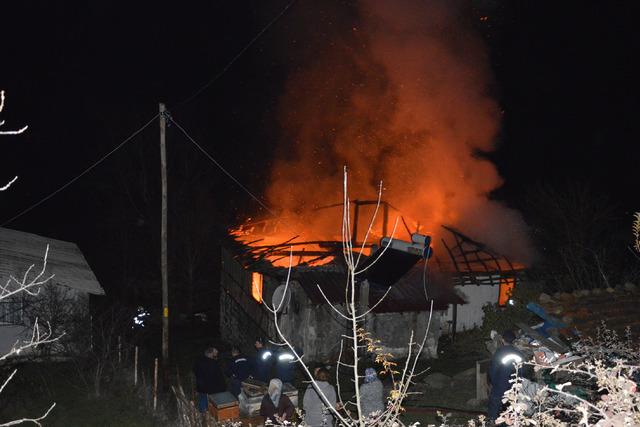 Samsun da çıkan yangında iki katlı ahşap ev kullanılamaz hale geldi 4