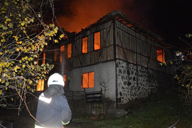 Samsun da çıkan yangında iki katlı ahşap ev kullanılamaz hale geldi 3