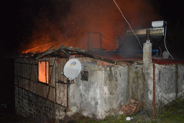 Samsun da çıkan yangında iki katlı ahşap ev kullanılamaz hale geldi 2