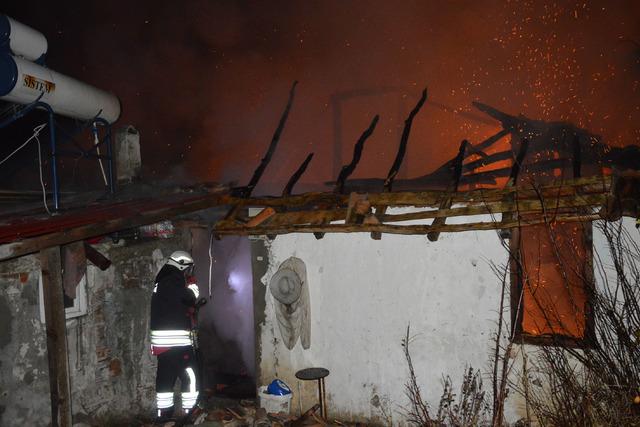 Samsun da çıkan yangında iki katlı ahşap ev kullanılamaz hale geldi 1