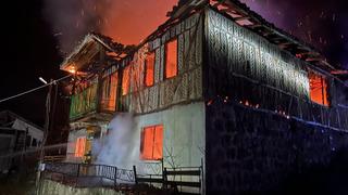 Samsun'da çıkan yangında iki katlı ahşap ev kullanılamaz hale geldi