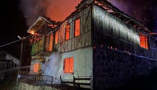 Samsun'da &ccedil;ıkan yangında iki katlı ahşap ev kullanılamaz hale geldi