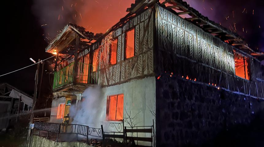 Samsun'da &ccedil;ıkan yangında iki katlı ahşap ev kullanılamaz hale geldi