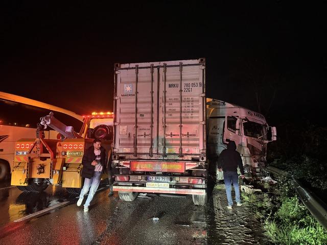 Sakarya da zincirleme trafik kazasında 12 kişi yaralandı 3