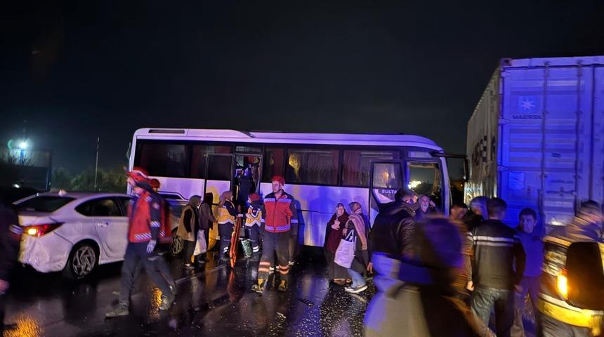 Sakarya'da zincirleme trafik kazasında 12 kişi yaralandı