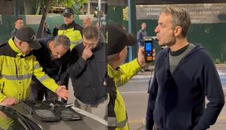 Polis durdurdu, başbakan makam aracından inip alkolmetre üfledi