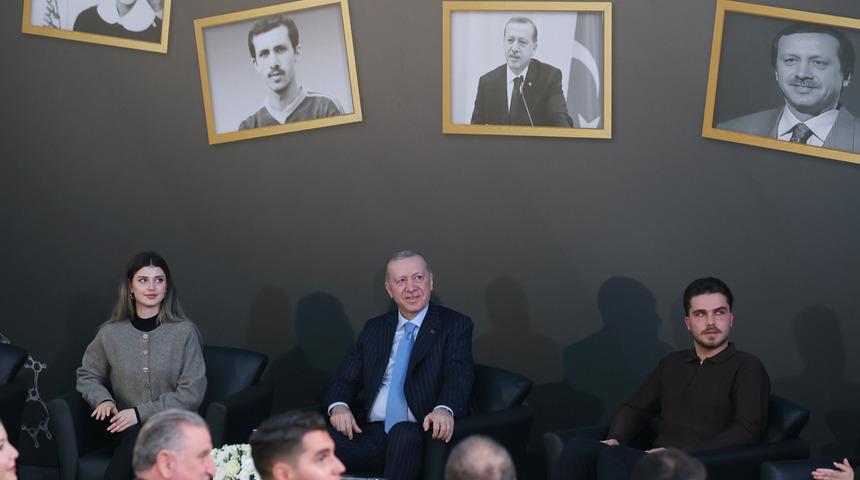 Cumhurbaşkanı Erdoğan'a 'Kazanan ceket' soruldu, Ahmet Kaya şarkısı s&ouml;yledi